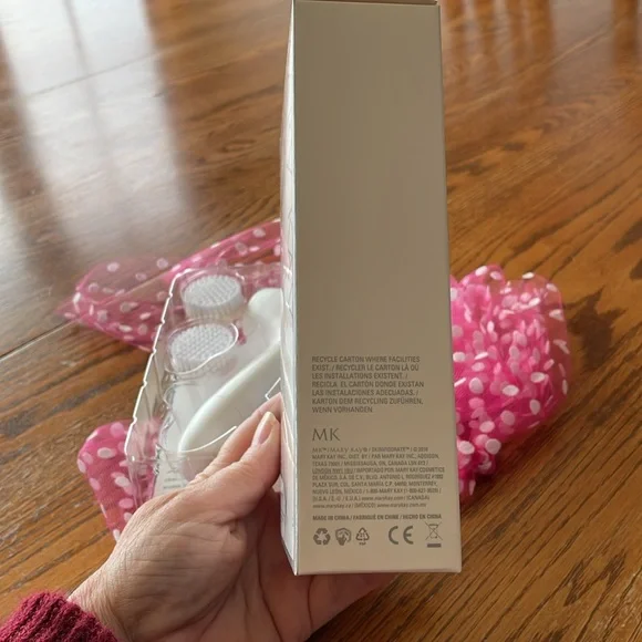 Mary Kay Skinvigorate Cleaning Brush - Picture 6 of 9